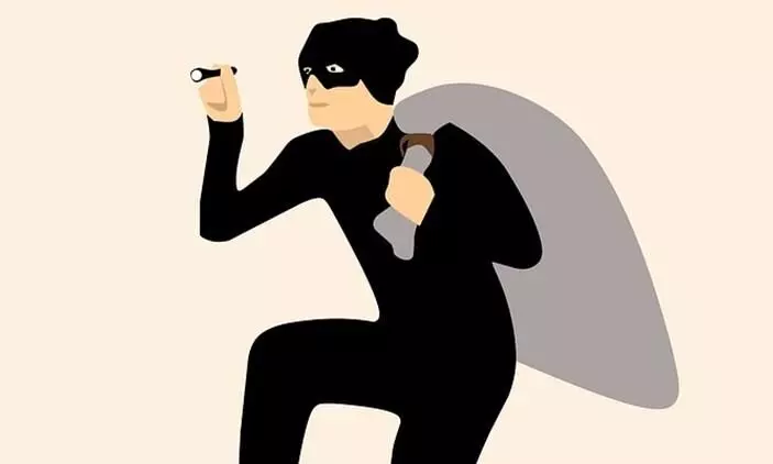 വെറുങ്ങോട്ടക്കല് ക്ഷേത്രത്തില് മോഷണം: 11 തൂക്കുവിളക്കുകള് നഷ്ടപ്പെട്ടു വെറുങ്ങോട്ടക്കല് ക്ഷേത്രത്തില് മോഷണം: 11 തൂക്കുവിളക്കുകള് നഷ്ടപ്പെട്ടു