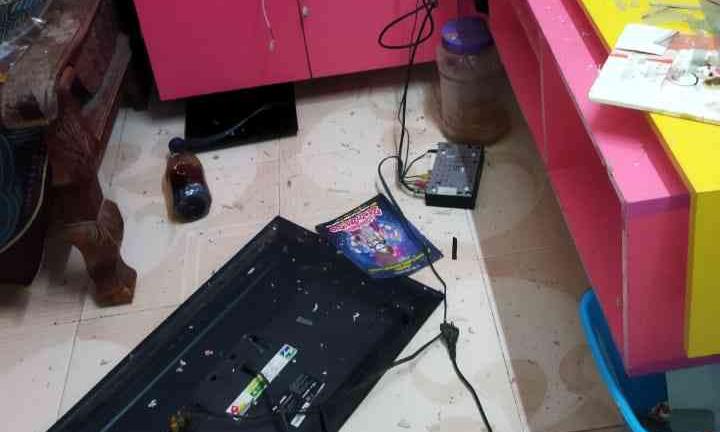 കഴക്കൂട്ടത്ത് സി.പി.എം ബ്രാഞ്ച് അംഗത്തിന്റെ വീട്ടിൽ ഗുണ്ടാ അക്രമം കഴക്കൂട്ടത്ത് സി.പി.എം ബ്രാഞ്ച് അംഗത്തിന്റെ വീട്ടിൽ ഗുണ്ടാ അക്രമം