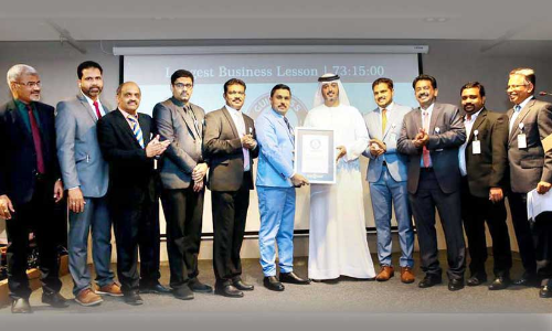 ഏറ്റവും ദൈര്‍ഘ്യമേറിയ ബിസിനസ് പരിശീലനം:  എം.എ. റഷീദിന് ഗിന്നസ് റെക്കോഡ്​ സമ്മാനിച്ചു