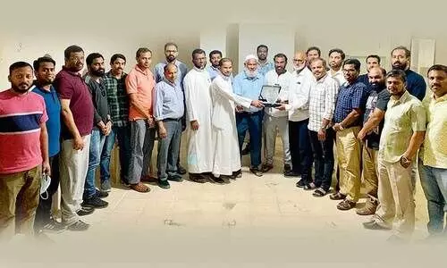 ബ​ക്ക​ർ ചാ​വ​ക്കാ​ടി​ന് ഇ​ന്ത്യ​ൻ ഇ​സ്​​ലാ​ഹി സെൻറ​ർ   യാ​ത്ര​യ​യ​പ്പ് ന​ൽ​കി