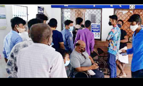 കൗണ്ടർ രണ്ട്​, ടിക്കറ്റ് വിതരണം ഒന്നിൽ മാത്രം; ത​ല​ശ്ശേ​രി റെ​യി​ൽ​വേ സ്​​റ്റേ​ഷ​നി​ൽ റി​സ​ർ​വേ​ഷ​ൻ ടി​ക്ക​റ്റി​നും പെ​ടാ​പ്പാ​ട്​