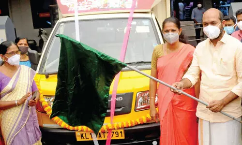 കുടുംബശ്രീ ഉൽപന്നങ്ങൾ ഇനി നാടാകെ ഓടിയെത്തും സാധനങ്ങൾ വിപണനകേന്ദ്രങ്ങളിലെത്തിക്കാന്‍ ഡെലിവറി വാന്‍