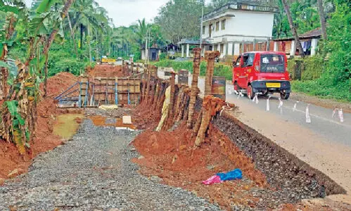 പുഴ കവർന്ന മലയോര ഹൈവേ ബലപ്പെടുത്തൽ മന്ദഗതിയിൽ പുഴ കവർന്ന മലയോര ഹൈവേ ബലപ്പെടുത്തൽ മന്ദഗതിയിൽ
