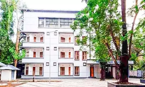 കാഴ്ച വസ്തുവായി പറവൂരിലെ സർക്കാർ വിശ്രമ മന്ദിരം