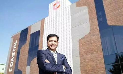 ലോകത്തെ ഇരിപ്പിച്ച മലയാളി ലോകത്തെ ഇരിപ്പിച്ച മലയാളി