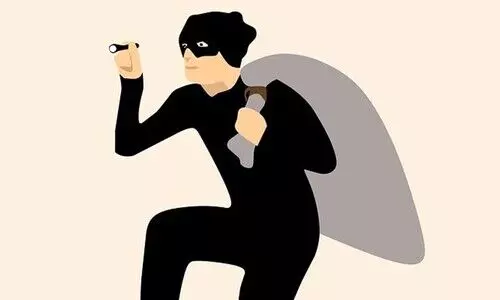 ജ്വല്ലറിയുടെ പൂട്ട് അറുത്തുമാറ്റി വെള്ളി ആഭരണങ്ങൾ കവർന്നു