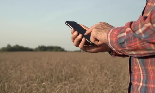 ഗുജറാത്തിൽ കർഷകർക്ക് സ്​മാർട് ഫോൺ വാങ്ങാൻ സർക്കാർ വക 1500 രൂപ