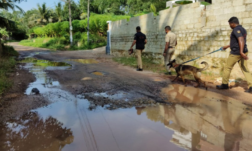 അടുത്തിടെ ഗൃഹപ്രവേശം നടന്ന വീട്ടിലെ ഫർണിച്ചറും വാതിലുകളും മോഷ്ടാക്കൾ തകര്ത്തു അടുത്തിടെ ഗൃഹപ്രവേശം നടന്ന വീട്ടിലെ ഫർണിച്ചറും വാതിലുകളും മോഷ്ടാക്കൾ തകര്ത്തു