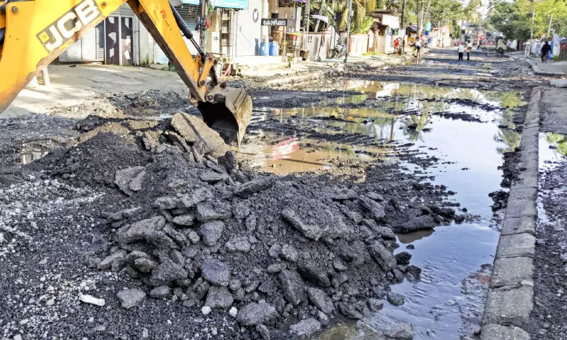 തലസ്ഥാനത്തെ യാത്രക്ക് മരണക്കുഴികൾ താണ്ടണം തലസ്ഥാനത്തെ യാത്രക്ക് മരണക്കുഴികൾ താണ്ടണം