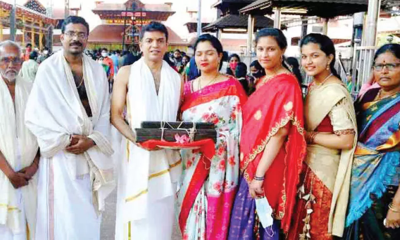 ഗുരുവായൂരപ്പന് കാണിക്കയായി താളിയോലയിലെഴുതിയ കൃഷ്ണഗാഥയും മഹാഭാരതവും