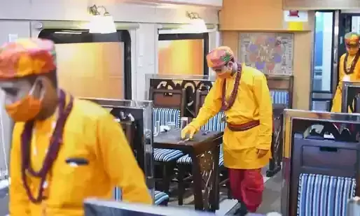 വെയിറ്റർമാർക്ക് കാവി യൂനിഫോം; ട്രെയിൻ തടയുമെന്ന് സന്യാസിമാർ വെയിറ്റർമാർക്ക് കാവി യൂനിഫോം; ട്രെയിൻ തടയുമെന്ന് സന്യാസിമാർ