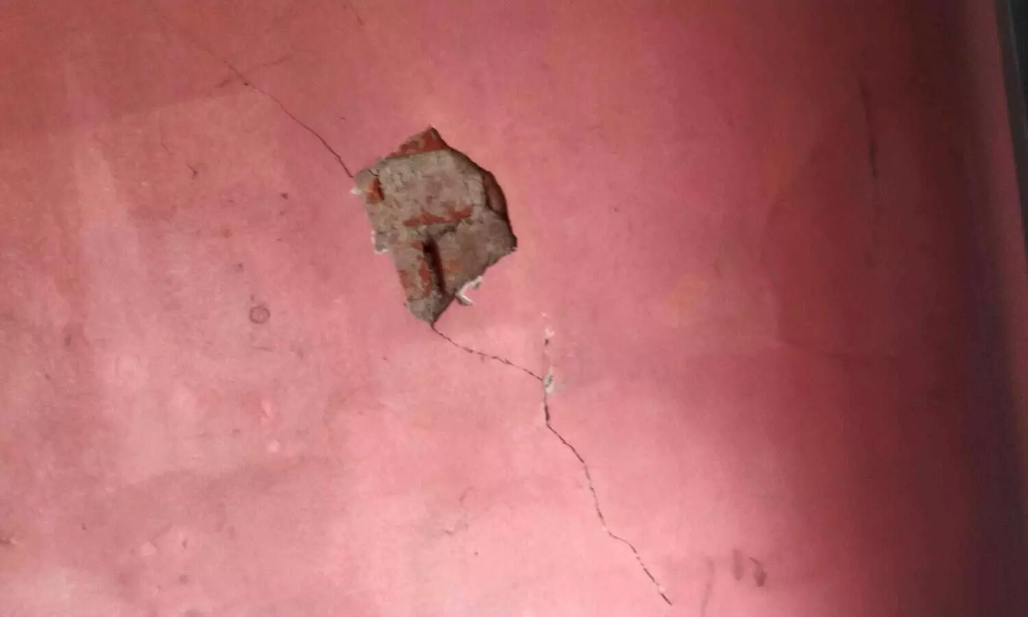 ഓട നിര്‍മ്മാണത്തിന് സ്ഫോടനത്തിലൂടെ പാറ പൊട്ടിച്ചു;   ഭിത്തി വിണ്ടുകീറിയെന്ന് പരാതി