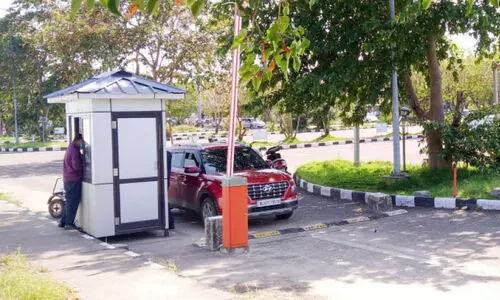 തിരുവനന്തപുരം വി​മാ​ന​ത്താ​വ​ള​ത്തി​ല്‍ പാ​ര്‍ക്കി​ങ് ഫീ ​പി​രി​ക്കു​ന്ന​തി​ന് അ​ദാ​നി​യു​ടെ പു​തി​യ ത​ന്ത്ര​ങ്ങ​ള്‍