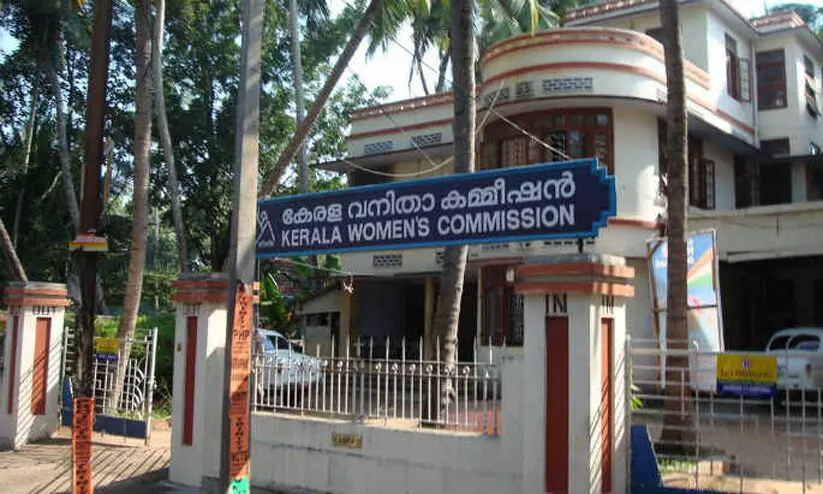 ഈ കാലത്തും ഊരുവിലക്ക് പരാതികൾ അപമാനം –വനിത കമീഷൻ ഈ കാലത്തും ഊരുവിലക്ക് പരാതികൾ അപമാനം –വനിത കമീഷൻ