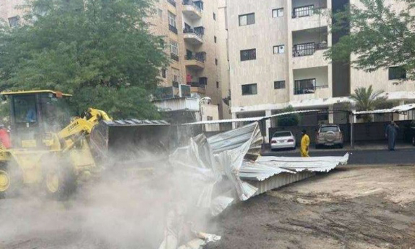 അനധികൃത പാർക്കിങ് ഷെഡുകൾ പൊളിച്ചുനീക്കി അനധികൃത പാർക്കിങ് ഷെഡുകൾ പൊളിച്ചുനീക്കി