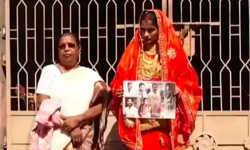 Women stages dharna outside Husbands home with wedding dress