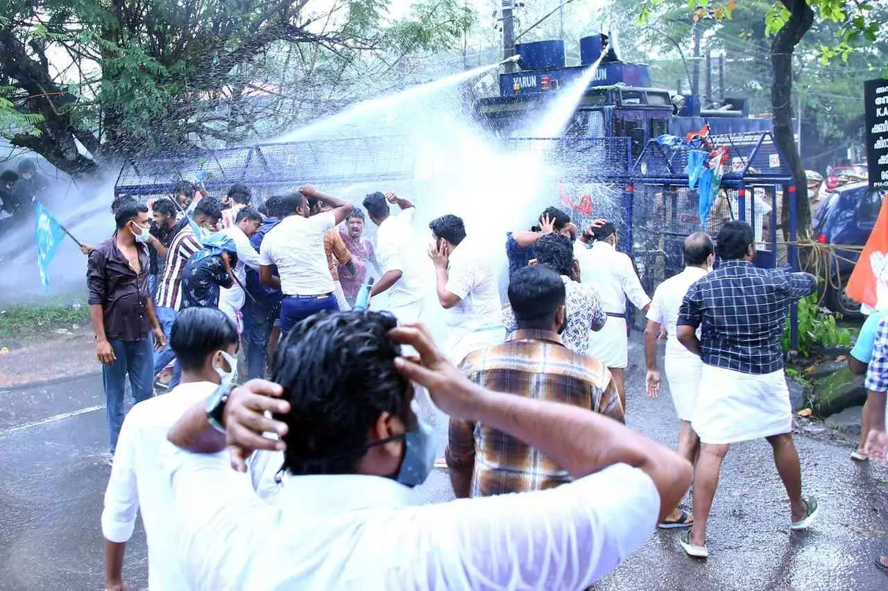 മൂഫിയയുടെ മരണം: യൂത്ത് കോൺഗ്രസ് പ്രതിഷേധത്തിൽ സംഘർഷം ; ജലപീരങ്കി പ്രയോഗിച്ചു മൂഫിയയുടെ മരണം: യൂത്ത് കോൺഗ്രസ് പ്രതിഷേധത്തിൽ സംഘർഷം ; ജലപീരങ്കി പ്രയോഗിച്ചു