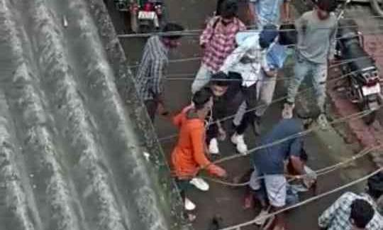 നഗരമധ്യത്തിൽ യുവാവിനെ ഒരുസംഘം വളഞ്ഞിട്ട് മർദിച്ചു നഗരമധ്യത്തിൽ യുവാവിനെ ഒരുസംഘം വളഞ്ഞിട്ട് മർദിച്ചു