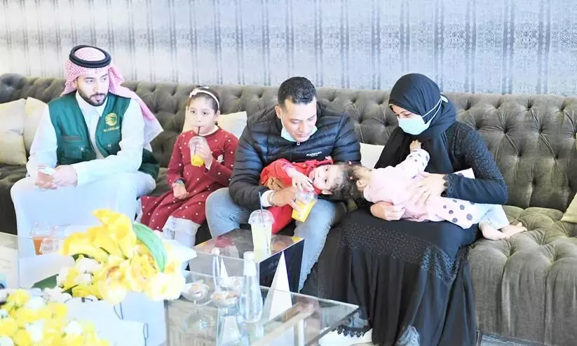 വേ​ർ​പെ​ടു​ത്ത​ൽ ശ​സ്​​ത്ര​ക്രി​യ: ഈ​ജി​പ്ഷ്യ​ൻ സ​യാ​മീ​സ് ഇ​ര​ട്ട​ക​ളാ​യ സ​ൽ​മ​യും സാ​റ​യും റി​യാ​ദി​ലെ​ത്തി