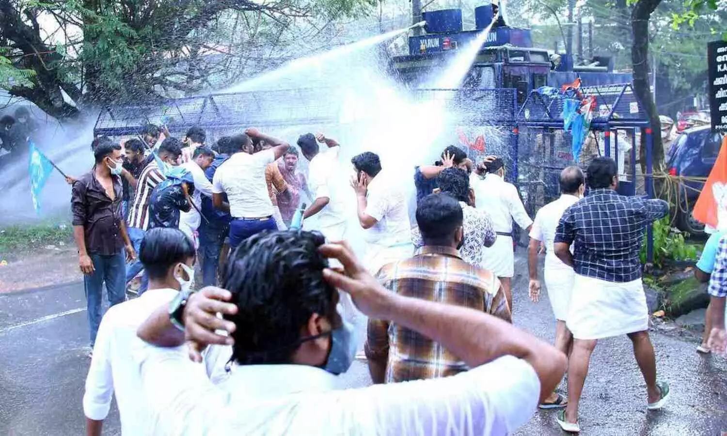 മൂഫിയയുടെ മരണം: യൂത്ത് കോൺഗ്രസ്‌ പ്രതിഷേധത്തിൽ സംഘർഷം ; ജലപീരങ്കി പ്രയോഗിച്ചു