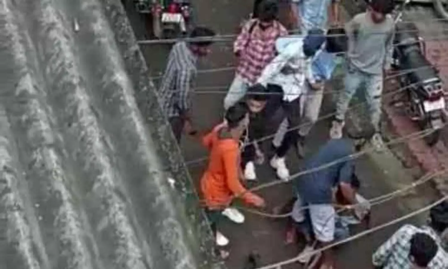 നഗരമധ്യത്തിൽ യുവാവിനെ ഒരുസംഘം വളഞ്ഞിട്ട്​ മർദിച്ചു