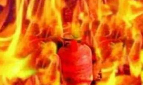 ഭക്ഷണം ഉണ്ടാക്കിക്കൊണ്ടിരിക്കെ ഗ്യാസ് സിലിണ്ടർ പൊട്ടിത്തെറിച്ച് ഒരു മരണം, മൂന്ന് വീടുകൾ തകർന്നു