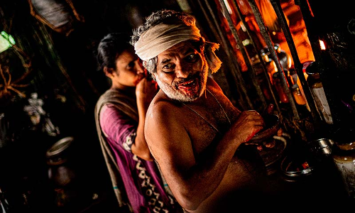 ഷാപ്പിൻെറ പശ്ചാത്തലത്തിൽ കീർത്തനം; ചുരുളിയുടെ പോസ്റ്റർ കത്തിച്ച് പ്രതിഷേധിച്ചു