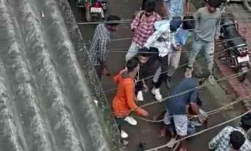 നഗരമധ്യത്തിൽ യുവാവിനെ ഒരുസംഘം വളഞ്ഞിട്ട്​ മർദിച്ചു