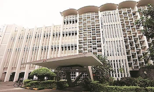 ഫീസ്​ കിട്ടാത്തതുകൊണ്ട്​ പ്രവേശനം തടയരുത്