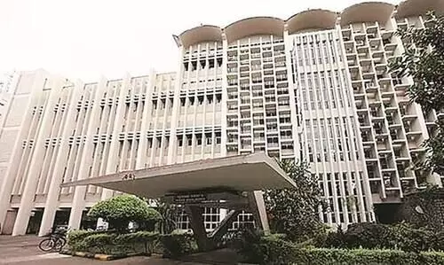 ഫീസ്​ കിട്ടാത്തതുകൊണ്ട്​ പ്രവേശനം തടയരുത്