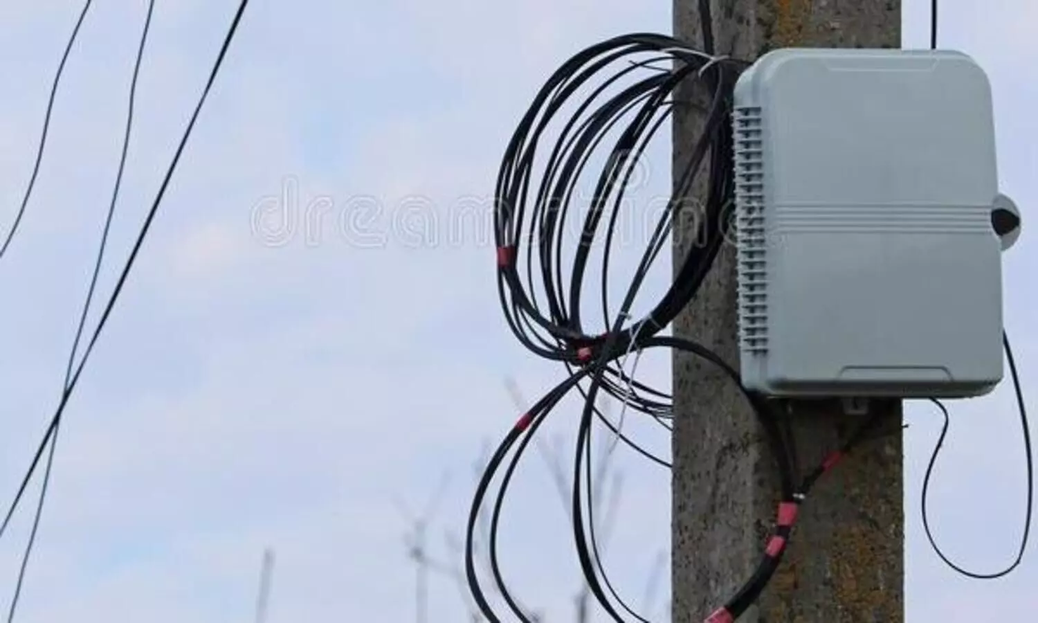 കെ ഫോൺ കാത്തിരിപ്പിന്​ ഇടവേള; കെ.എസ്.ഇ.ബി​ തൂണുകളിൽ ജിയോ ഫൈബറിന്​ അഞ്ചുവർഷ കരാർ