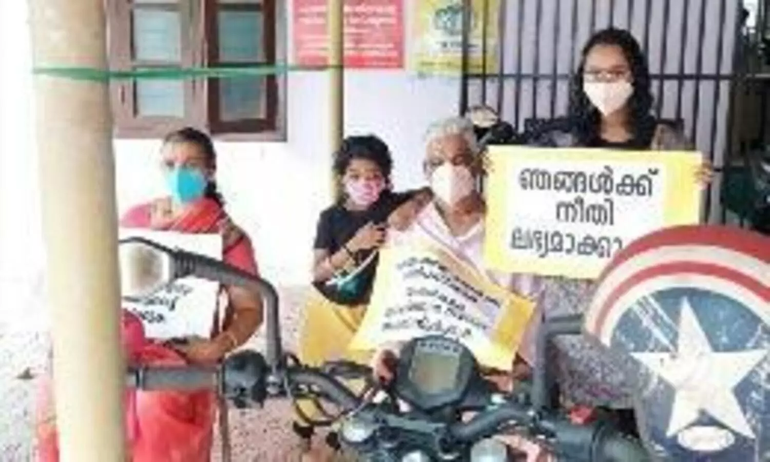 ചെന്നിത്തല പഞ്ചായത്ത് ഓഫിസിനുള്ളിൽ വനിതാ സംരംഭകയുടെയും കുടുംബത്തിന്‍റെയും ധർണ