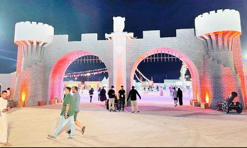 റി​യാ​ദ് സീ​സ​ൺ: പ​ശ്ചി​മേ​ഷ്യ​യു​ടെ ച​രി​ത്ര​ത്തി​ലേ​ക്ക്​ വെ​ളി​ച്ചം വീ​ശി മെ​ഡീ​വ​ൽ വി​ല്ലേ​ജ്​