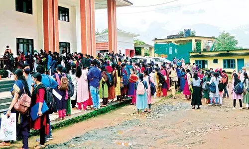 മഞ്ചേരി മെഡിക്കൽ കോളജിൽ സ്റ്റാഫ് നഴ്സ് നിയമനം; അഭിമുഖത്തിനെത്തിയത് നാനൂറിലധികം പേർ മഞ്ചേരി മെഡിക്കൽ കോളജിൽ സ്റ്റാഫ് നഴ്സ് നിയമനം; അഭിമുഖത്തിനെത്തിയത് നാനൂറിലധികം പേർ