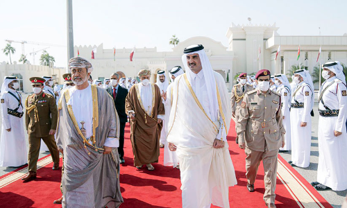 ഖത്തർ സന്ദർശനം പൂർത്തിയായി;  സൗഹൃദം ഉൗട്ടിയുറപ്പിച്ച്​ സുൽത്താൻ