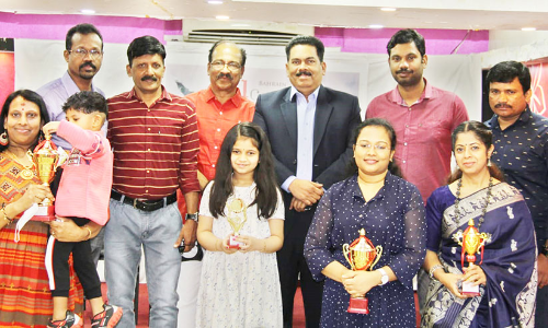 ലാ​ല്‍ കെ​യേ​ഴ്​​സ്​ എ​െൻറ നാ​ട് എ​െൻറ കേ​ര​ളം സ​മ്മാ​ന​ദാ​നം