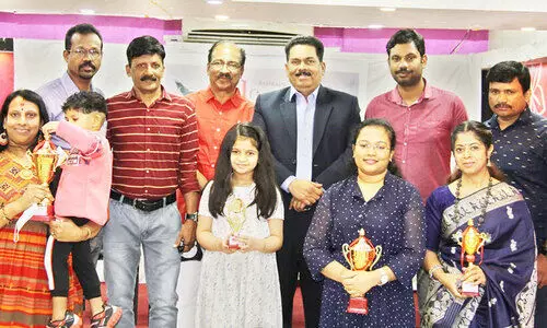 ലാ​ല്‍ കെ​യേ​ഴ്​​സ്​ എ​െൻറ നാ​ട് എ​െൻറ കേ​ര​ളം സ​മ്മാ​ന​ദാ​നം