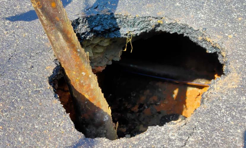 മെക്കാഡം ടാറിങ് കഴിഞ്ഞ റോഡിൽ ഒ​രാ​ൾ​പൊ​ക്ക​ത്തി​ലു​ള്ള കു​ഴി; ഒഴിവായത് വൻ ദുരന്തം