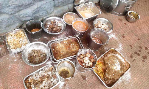 ഹോ​ട്ട​ലു​ക​ളി​ൽ നിന്ന് പ​ഴ​കി​യ ആ​ഹാ​ര​സാ​ധ​ന​ങ്ങ​ൾ പിടികൂടി