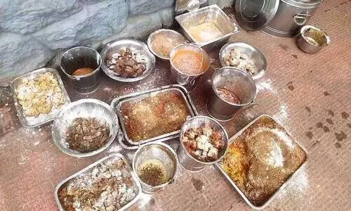 ഹോ​ട്ട​ലു​ക​ളി​ൽ നിന്ന് പ​ഴ​കി​യ ആ​ഹാ​ര​സാ​ധ​ന​ങ്ങ​ൾ പിടികൂടി