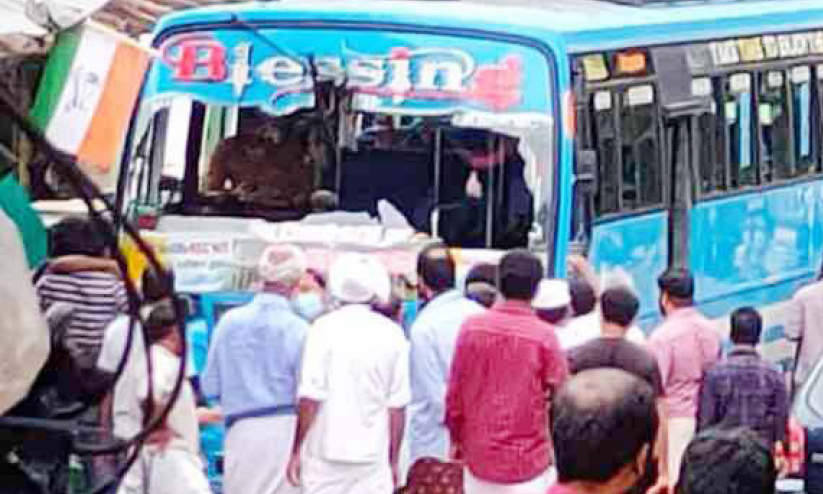 കൊടിയത്തൂരിൽ ബസ് ജീവനക്കാരും ഓട്ടോ തൊഴിലാളികളും തമ്മില് സംഘര്ഷം കൊടിയത്തൂരിൽ ബസ് ജീവനക്കാരും ഓട്ടോ തൊഴിലാളികളും തമ്മില് സംഘര്ഷം