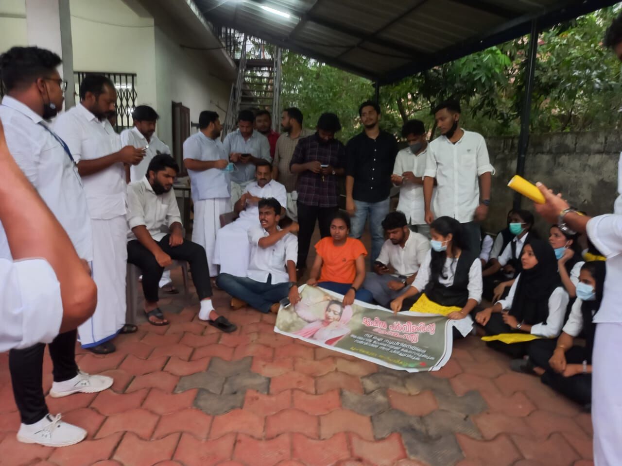 മൂഫിയ പർവീന്‍റെ സഹപാഠികൾ പരാതി നൽകാനെത്തിയപ്പോൾ കസ്റ്റഡിയിലെടുത്തു