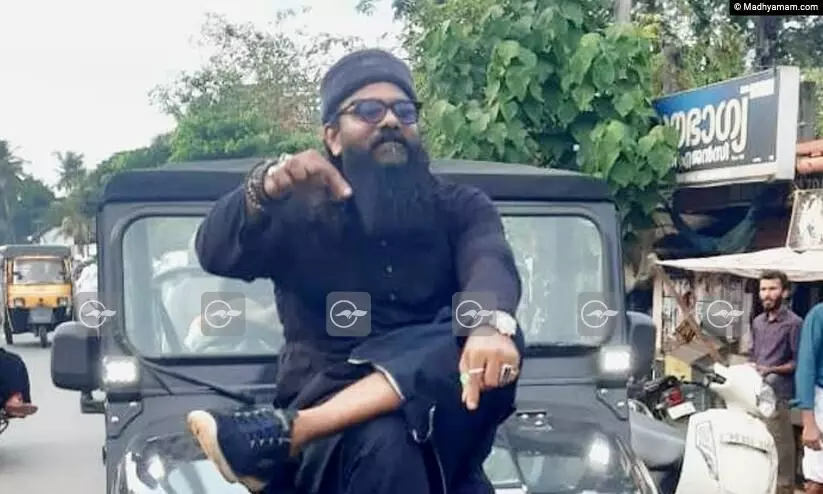 പൊലീസിനെ ഭീഷണിപ്പെടുത്തിയ ഷമീം മഹ്ദി അറസ്റ്റിൽ; പിടികൂടിയത് ഇൻസ്റ്റ ഗ്രാമിൽ വിഡിയോ ചെയ്ത് മണിക്കൂറുകൾക്കകം പൊലീസിനെ ഭീഷണിപ്പെടുത്തിയ ഷമീം മഹ്ദി അറസ്റ്റിൽ; പിടികൂടിയത് ഇൻസ്റ്റ ഗ്രാമിൽ വിഡിയോ ചെയ്ത് മണിക്കൂറുകൾക്കകം