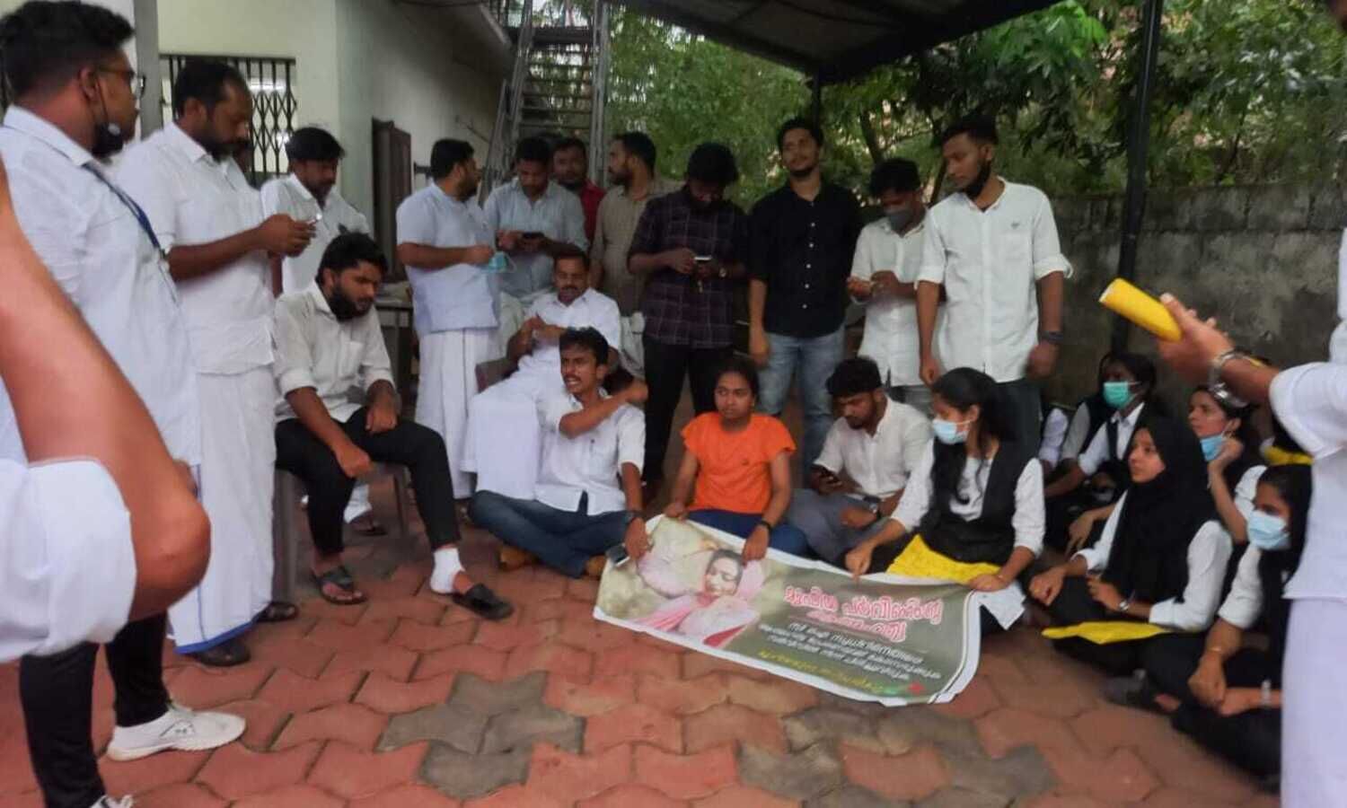 മൂഫിയ പർവീന്‍റെ സഹപാഠികൾ പരാതി നൽകാനെത്തിയപ്പോൾ കസ്റ്റഡിയിലെടുത്തു