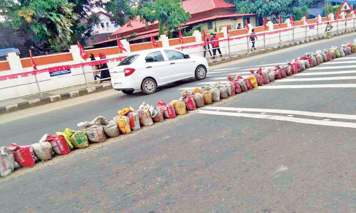കൊയിലാണ്ടിയിൽ ഗതാഗതക്കുരുക്കിന്​ തടയിടാൻ മണൽചാക്ക്​ പ്രയോഗം