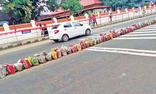 കൊയിലാണ്ടിയിൽ ഗതാഗതക്കുരുക്കിന്​ തടയിടാൻ മണൽചാക്ക്​ പ്രയോഗം