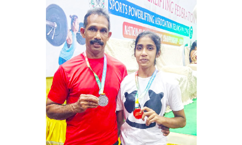 ദേശീയ പവർലിഫ്റ്റിങ് ചാമ്പ്യൻഷിപ്പിൽ പിതാവിനും മകൾക്കും മെഡൽ