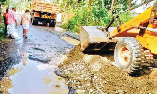 പെരിങ്ങോട്ടുകര-അന്തിക്കാട് റോഡ്; മൂന്നു ദിവസത്തിനുള്ളിൽ നന്നാക്കുമെന്ന് ഉദ്യോഗസ്ഥരുടെ ഉറപ്പ്