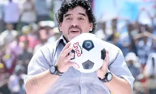 ഡീഗോ കപ്പുമായി അർജന്‍റീന ഫാൻസ്