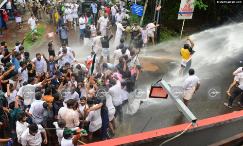 മൂഫിയയുടെ മരണം: കോണ്‍ഗ്രസ് മാര്‍ച്ചിന് നേരെ  ജലപീരങ്കിയും കണ്ണീർവാതകവും